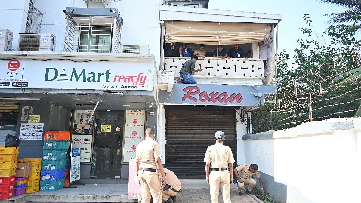 Police & forensic team at Salman Khan's residence in Mumbai, Sunday | ANI