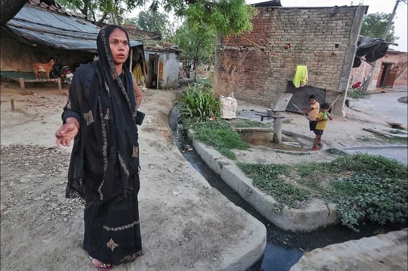 Geeta Devi points out open sewers in Vidhishyama village | Praveen Jain | ThePrint