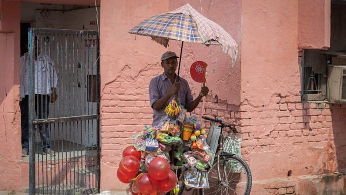 A vendor uses a hand fan as he sells toys inside a hospital compound on a hot summer day in Ballia District in the northern state of Uttar Pradesh, India, June 21, 2023. REUTERS/Adnan Abidi/ File photo