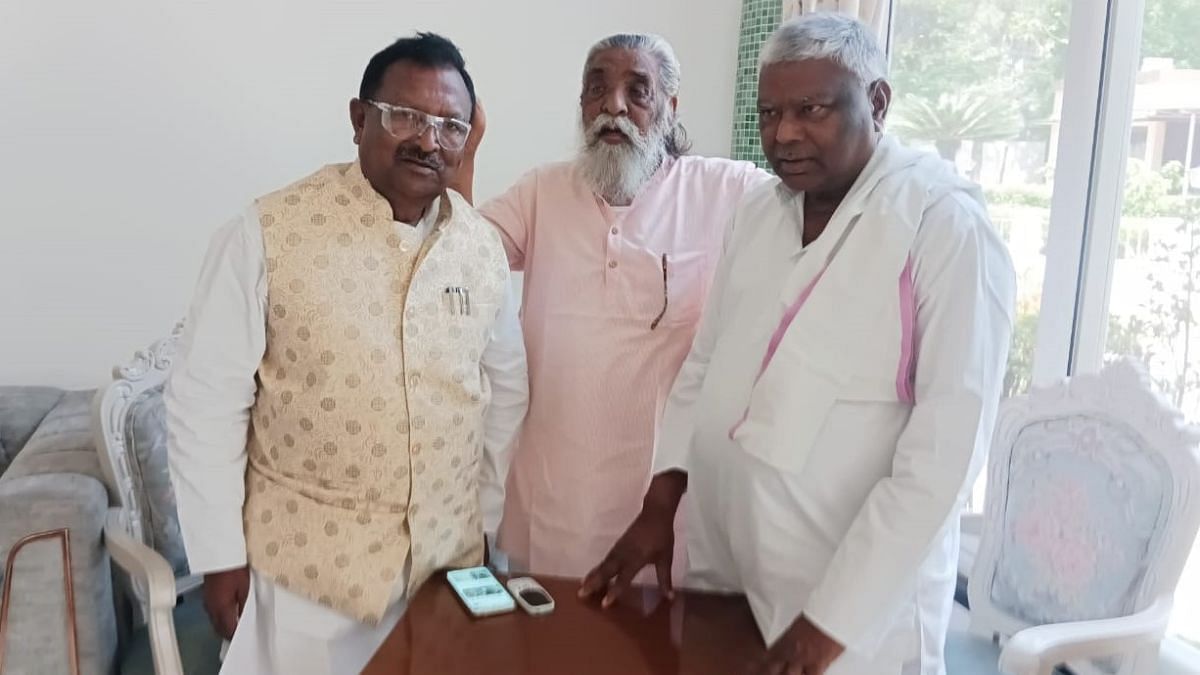 Guru ji blesses Nalin Soren (left) and Mathura Mahto (right), candidates from Dumka and Giridih Constituency, respectively | Photo: Niraj Sinha, ThePrint