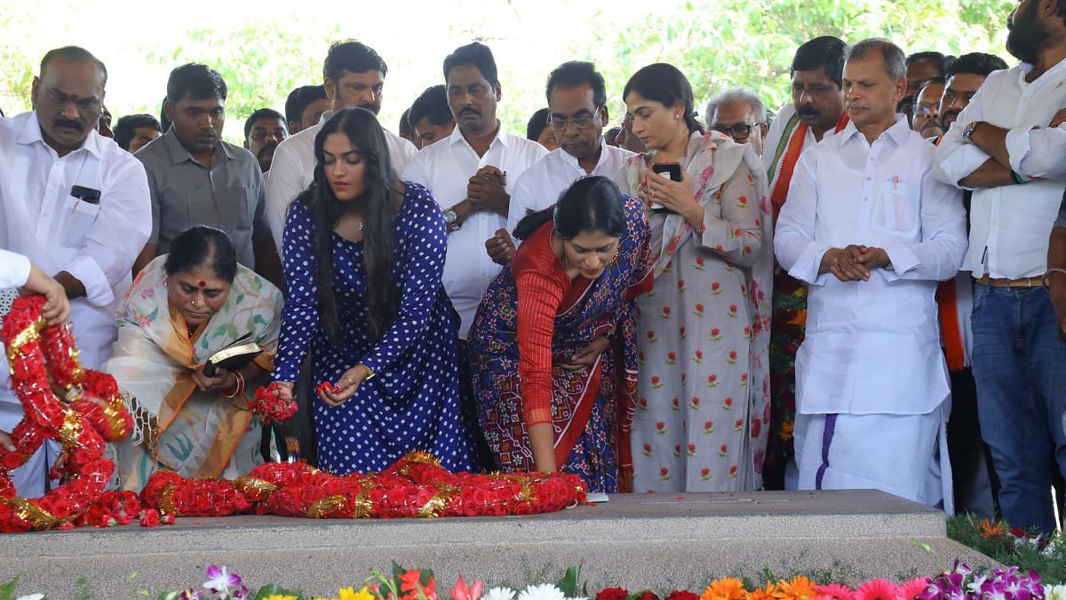YS Sharmila at YSR memorial with mother YS Vijayamma and senior AP Congress leaders | Photo: By special arrangement