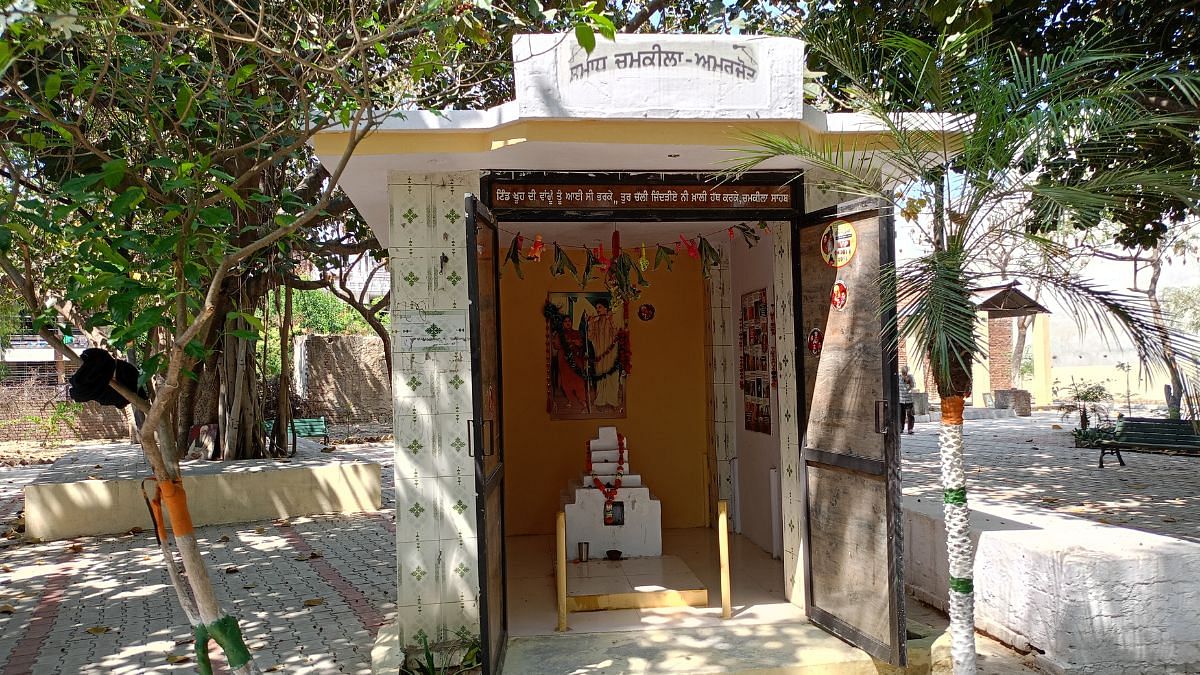 लुधियाना के पास डुगरी में एक छोटा सा मंदिर उस स्थान को दर्शाता है, जहां गायक अमर सिंह चमकीला का जन्म हुआ था | फोटो: टीना दास/दिप्रिंट