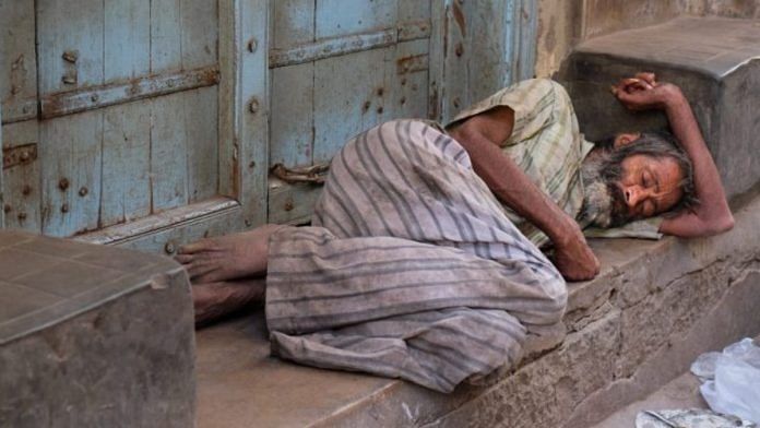 A poor man sleeping on the pavement | Representational image | Pixabay