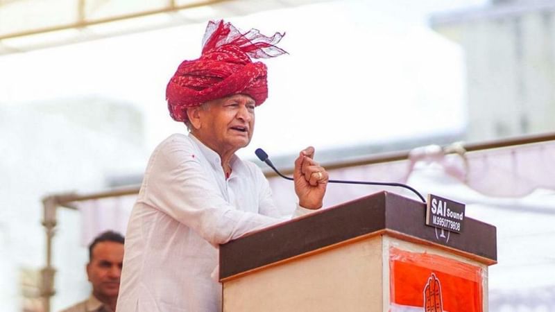 राजस्थान के पूर्व मुख्यमंत्री अशोक गहलोत. उन्होंने विधानसभा चुनाव से कुछ महीने पहले मार्च 2023 में राजस्थान के नए जिलों के निर्माण की घोषणा की | फोटो: एक्स/@ashokgehlot51