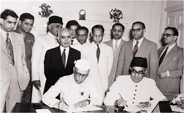 भारत के पूर्व प्रधानमंत्री जवाहरलाल नेहरू (बाएं) और पाकिस्तान के पूर्व प्रधानमंत्री लियाकत अली खान ने 1950 में शरणार्थियों की सुरक्षा सुनिश्चित करने के लिए एक समझौते पर हस्ताक्षर किए | फोटो: एक्स/Moeedi