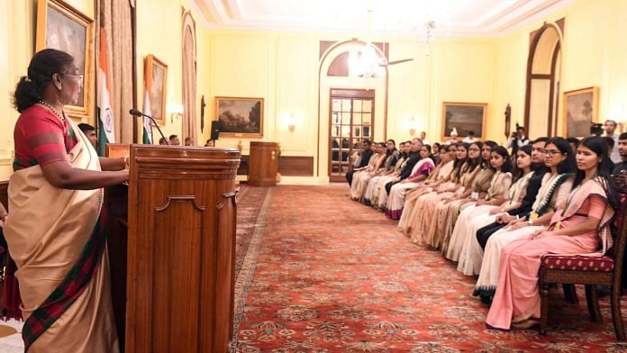 Probationers of Indian Economic Service call on President Droupadi Murmu at Rashtrapati Bhavan, in New Delhi on Tuesday, 16 April 2024 | ANI