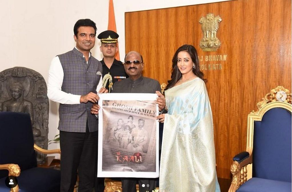 मां काली के अभिनेता राइमा सेन और अभिषेक ने बंगाल के राज्यपाल सीवी आनंद बोस के साथ फिल्म का पोस्टर पकड़ा हुआ है फोटो: इंस्टाग्राम/@raimasen