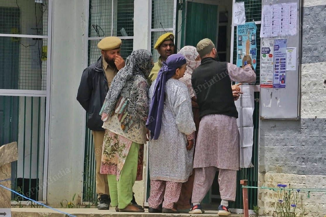 Elderly voters in Tral reading the the voter guidelines | Praveen Jain | ThePrint