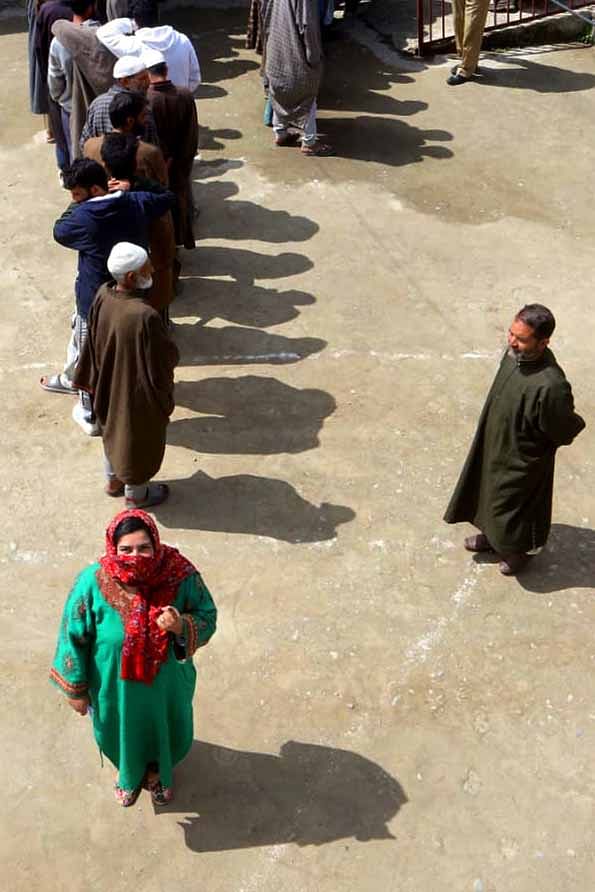 A woman voter showing her inked finger | Praveen Jain | ThePrint