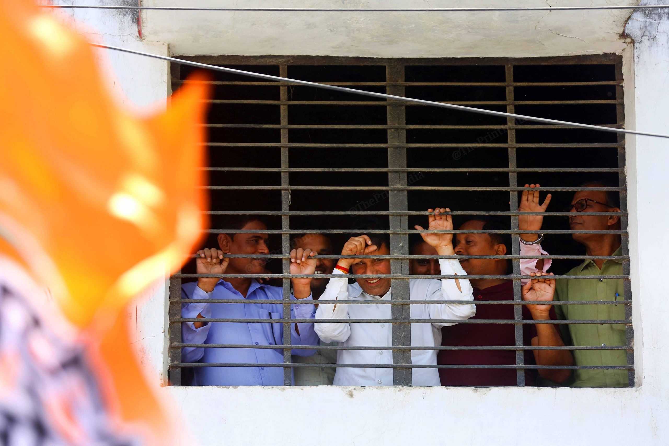 Onlookers peering at Rahul's convoy | Suraj Singh Bisht | ThePrint