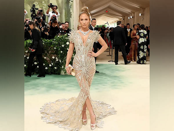 Jennifer Lopez Stuns In Nearly Naked Bodycon Dress As Co Host Of