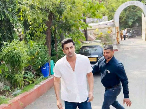 Ranbir Kapoor casts his vote in Mumbai