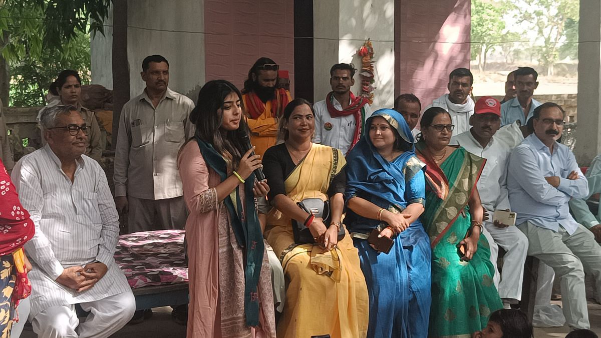 Aditi Yadav, daughter of Akhilesh Yadav, addressing a nukkad sabha in Kishni, Mainpuri | Krishan Murari | ThePrint