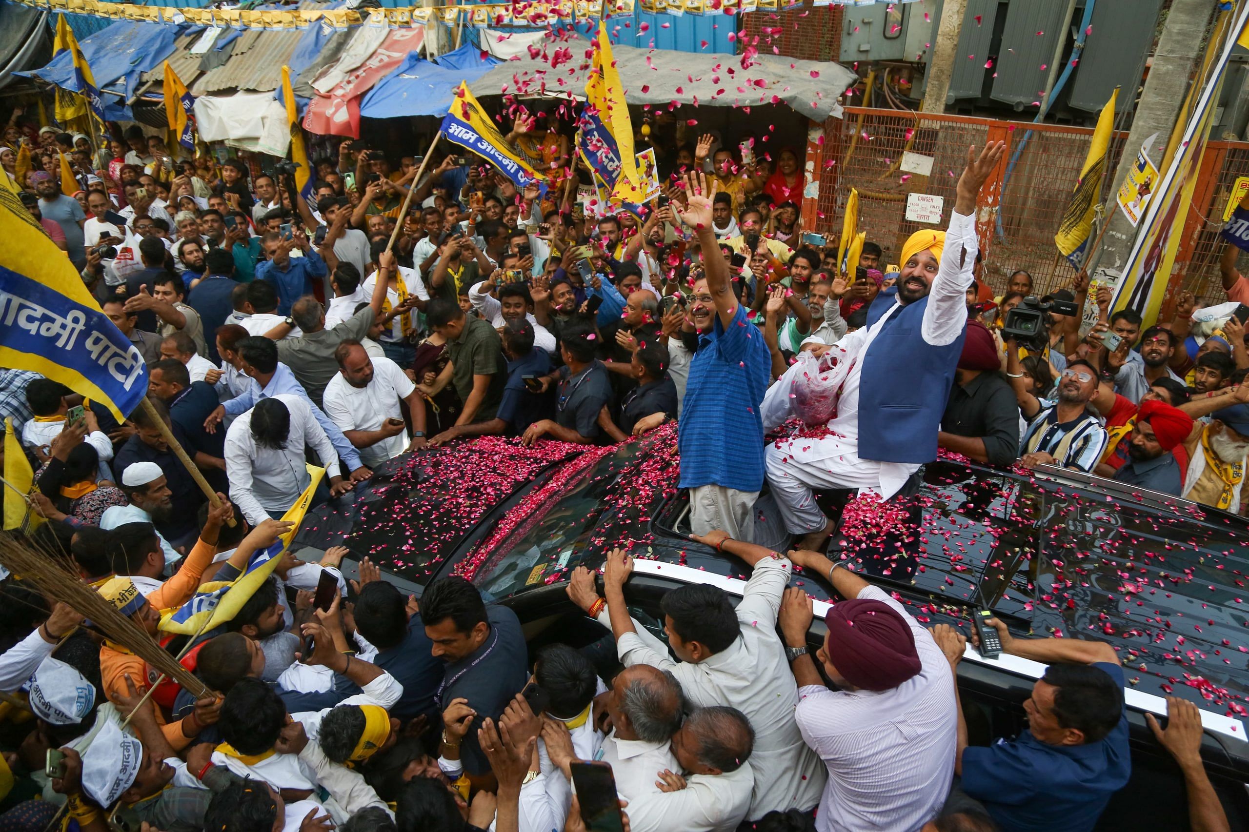 People supporting CM Arvind Kejriwal and Bhagwant Mann during roadshow in Delhi | Suraj Singh Bisht | ThePrint