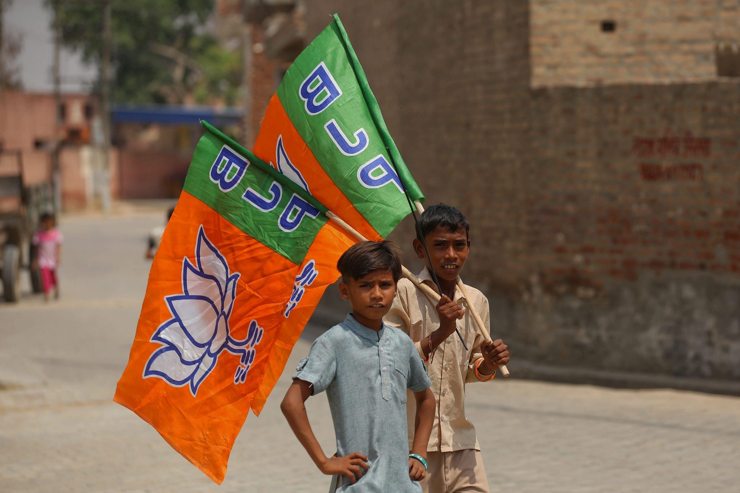 Children holding BJP flags ahead of Ashok Tanwar's election meeting | Manisha Mondal | ThePrint