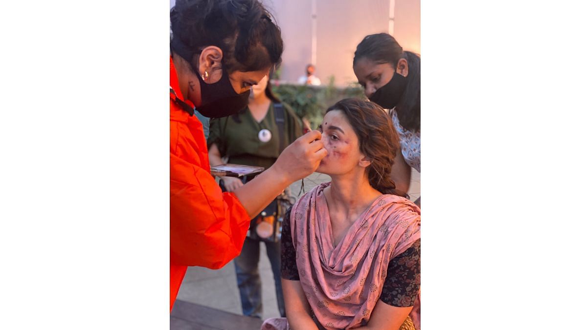 Singh applying make up on Alia Bhatt for her torture scene in Gangubai Kathiawadi | Credit: Da Makeup Lab