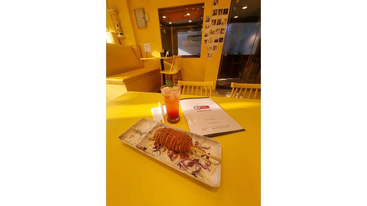 Chicken corn dog and ice tea served at Seoul Station | Photo: Special arrangement 