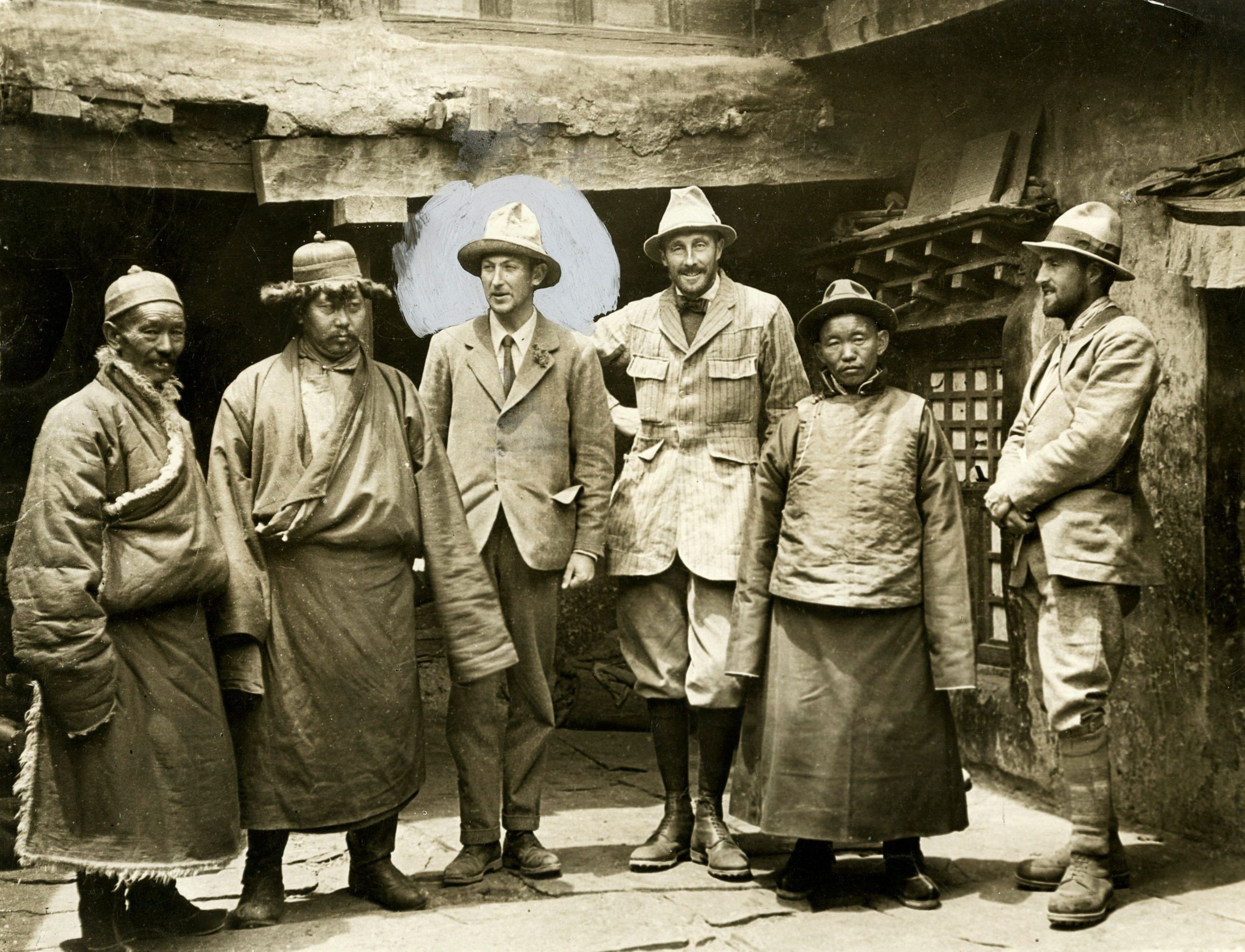George Mallory (center, with a circle around his head) and other members of the British expedition that in 1924 aimed to be the first to reach the summit of Mount Everest. Mallory lost his life during the expedition | Source: Wikimedia Commons