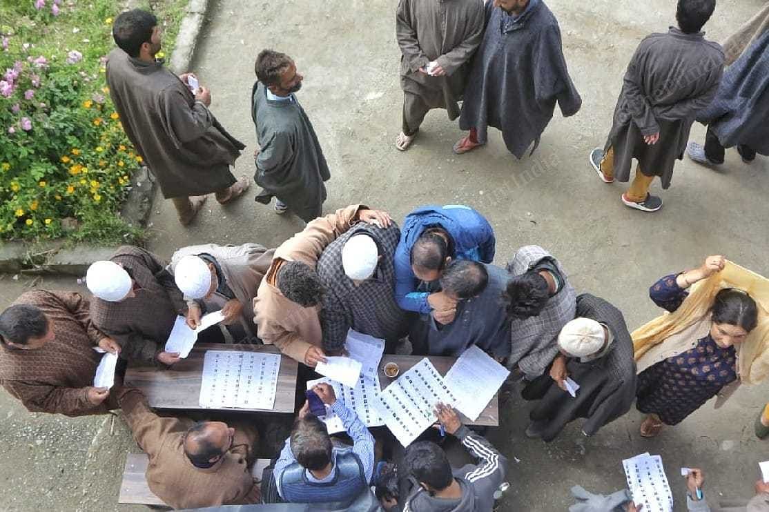 Voters jostle to check the voters' list at Government Higher Secondary School, Pulwama | Praveen Jain | ThePrint