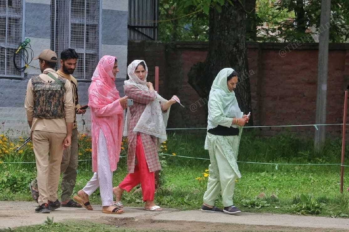 Voters at the Government Higher Secondary School, Dadasara, Tral | Praveen Jain | ThePrint 