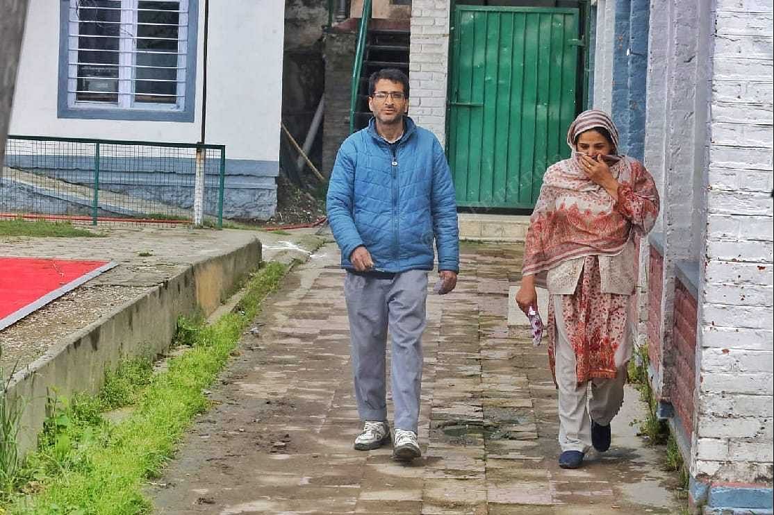 Latif Ahmed and his wife walk to a polling booth in downtown Srinagar | Praveen Jain | ThePrint 