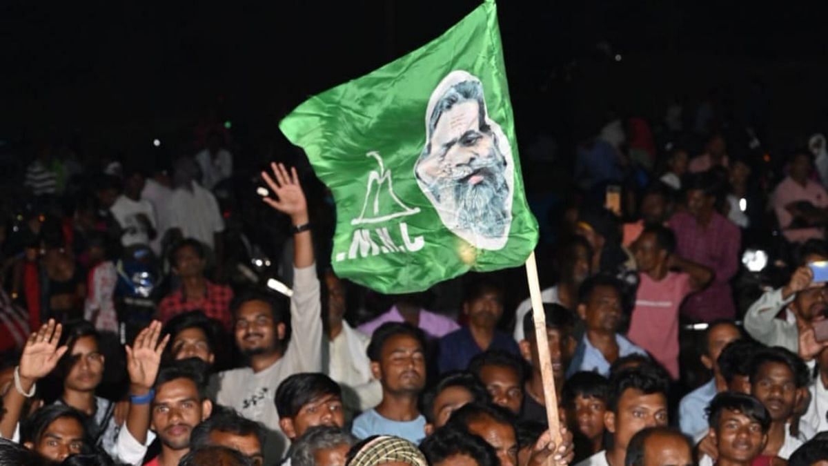 JMM cadre and supporters wave the party flag in a rally in Gandey | Photo: Niraj Sinha