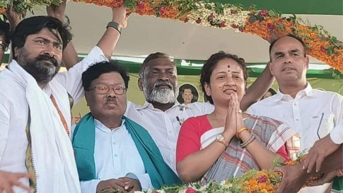 Kalpana Soren with JMM MP Vijay Hansdak at a public meeting in Maheshpur on 25 May | Photo: Niraj Sinha, ThePrint