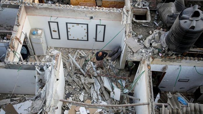 Palestinians inspect a house damaged in an Israeli strike, amid the ongoing conflict between Israel and the Palestinian Islamist group Hamas, in Rafah, in the southern Gaza Strip May 7, 2024. REUTERS/Hatem Khaled/File Photo