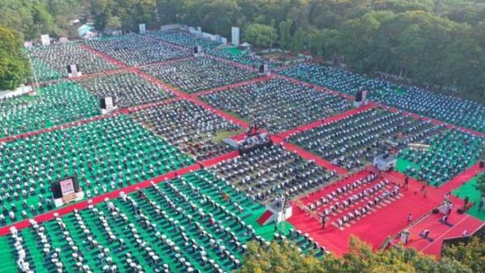 Above 7000 #Yoga enthusiasts practised Common Yoga Protocol in unison at Police Parade Ground, Surat, Gujarat | PIB