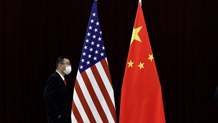 File photo of the national flags of China and the US | Photo: Reuters/Tingshu Wang