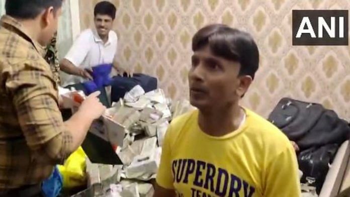 A huge amount of cash was recovered from the household help of Sanjiv Lal PS to Alamgir Alam, Rural Development Minister, Jharkhand | ANI