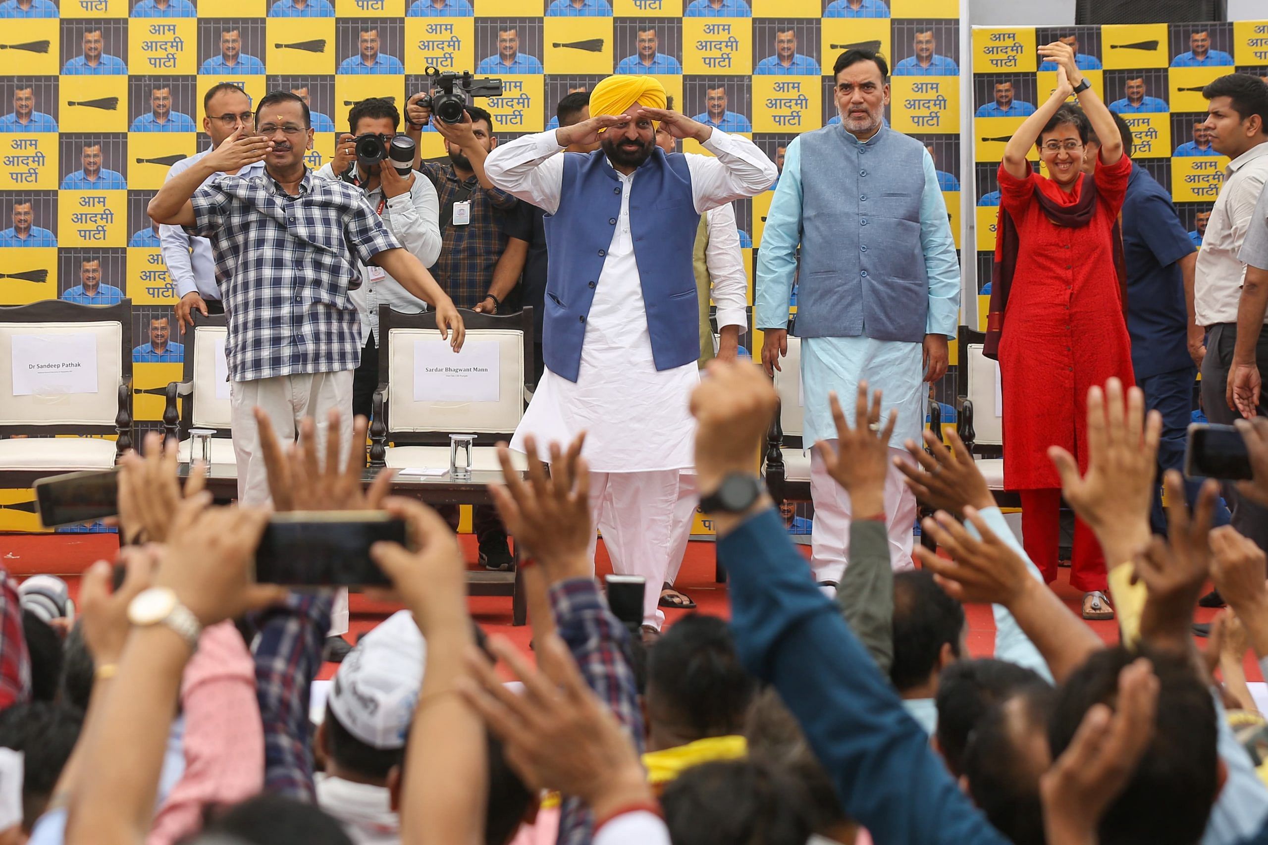 Delhi Chief Minister Arvind Kejriwal along with Punjab Chief Minister Bhagwant mann flying kiss to the crowd before addressing a press conference | Suraj Singh Bisht | ThePrint