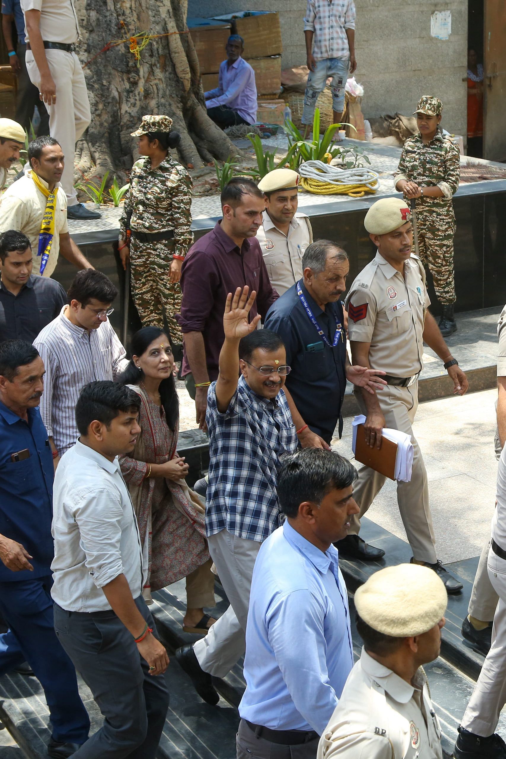 Kejriwal waves to the crowd outside the Hanuman Temple | Suraj Singh Bisht | ThePrint