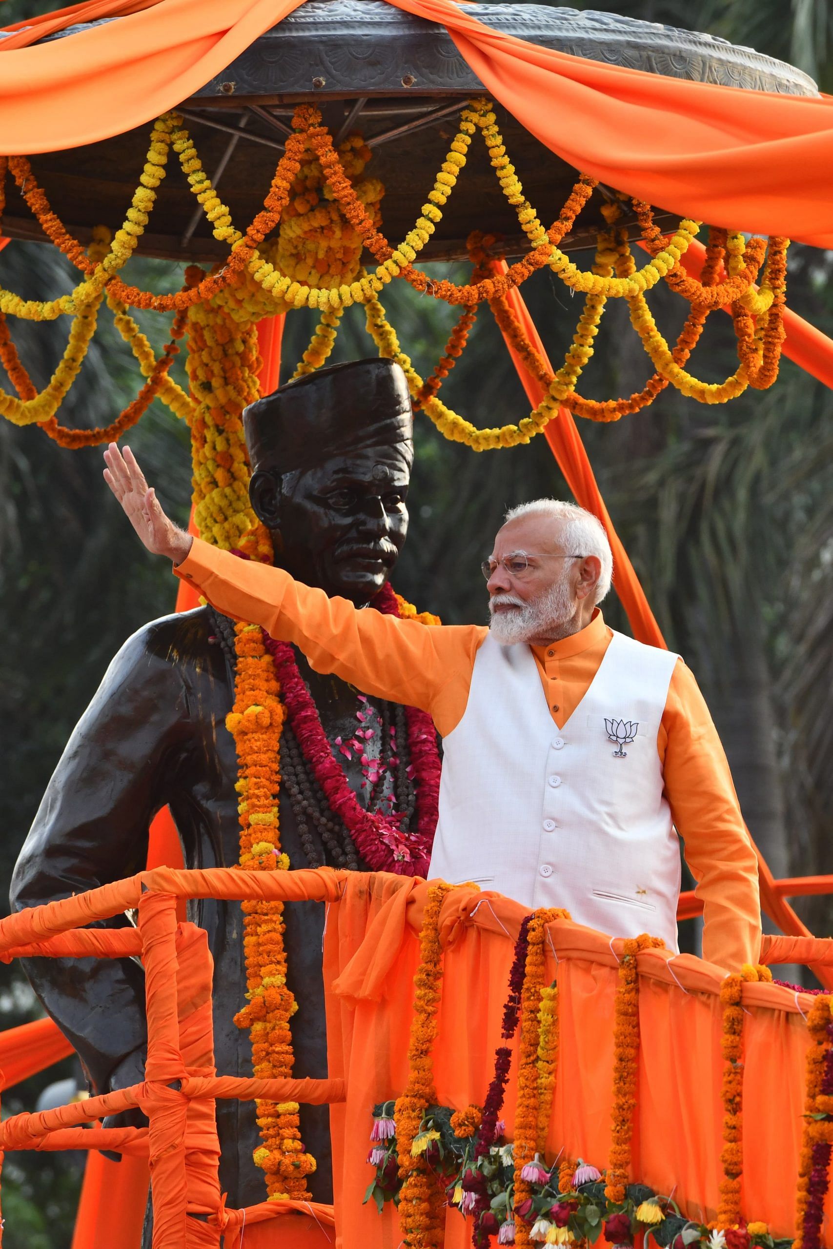 Modi with the statue of Madan Mohan Malviya | Suraj Singh Bisht | ThePrint
