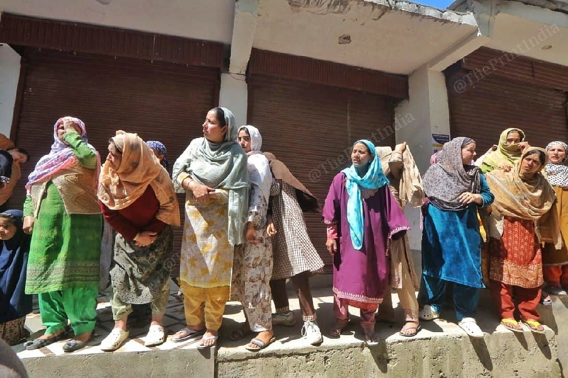 Womens witnessing the roadshow in baramulla district | Praveen Jain | ThePrint