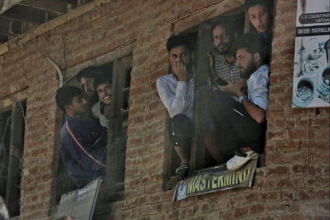 People watching his road show from the window | Praveen Jain | ThePrint