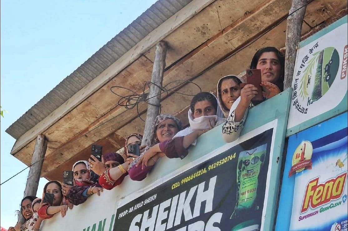 womens watching his roadshow from their balcony | Praveen Jain | ThePrint