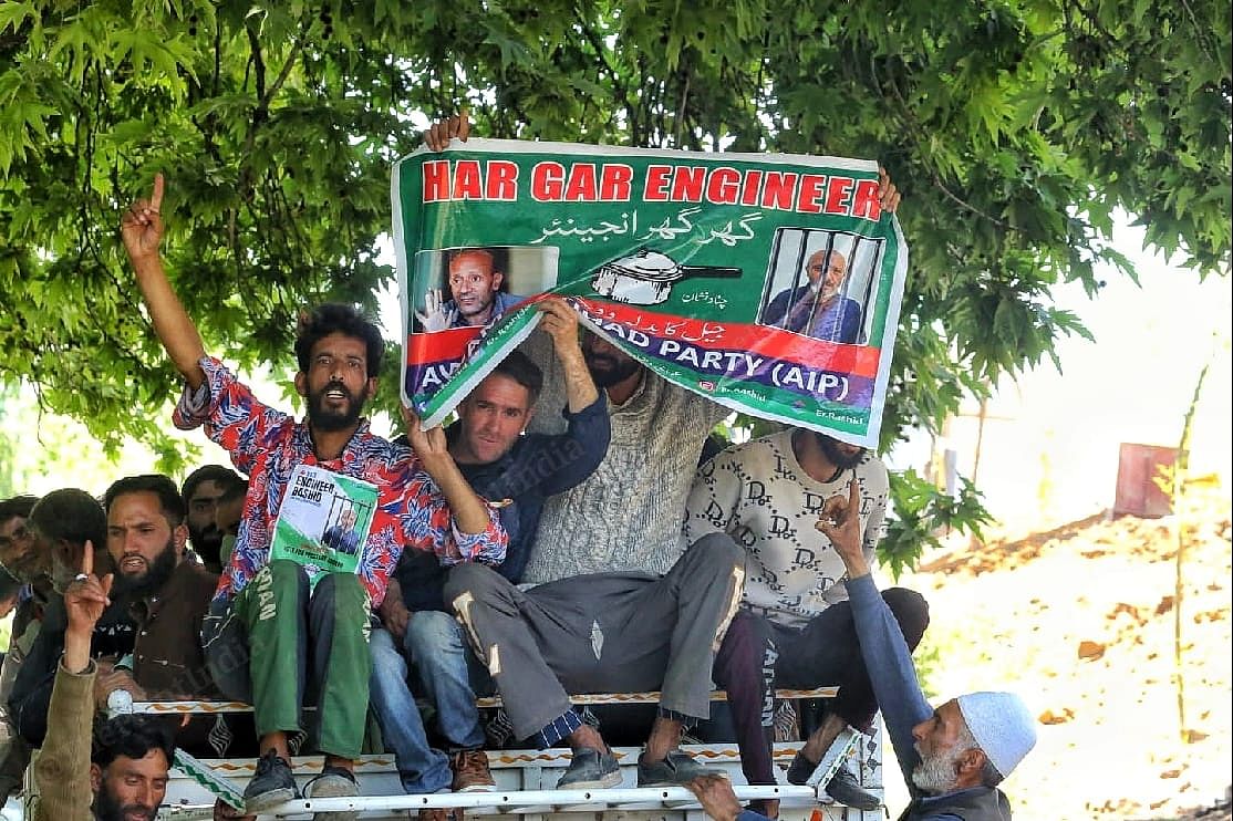 People shouting slogans in support of Jailed Engineer Rashid | Praveen Jain | ThePrint