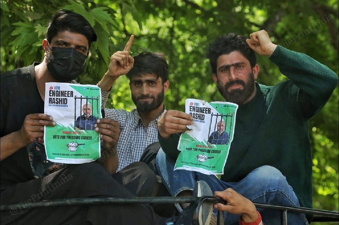 youngsters holding pamplates of Er Rashid's party | Praveen Jain | ThePrint