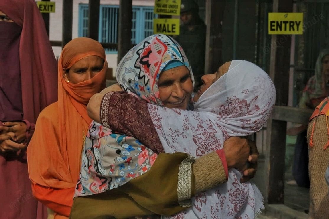 Two women voters socialising while standing in queue | Praveen Jain | ThePrint