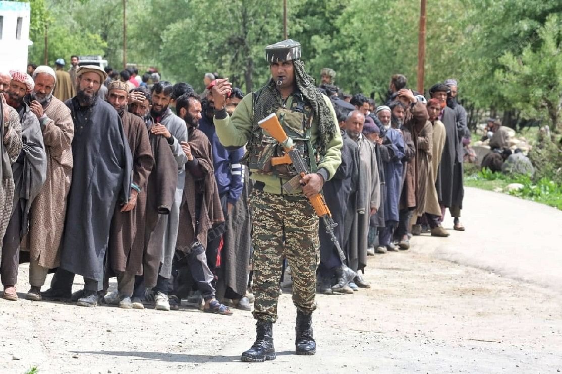 A CRPF jawan managing the queue in Shopian | Praveen Jain | ThePrint