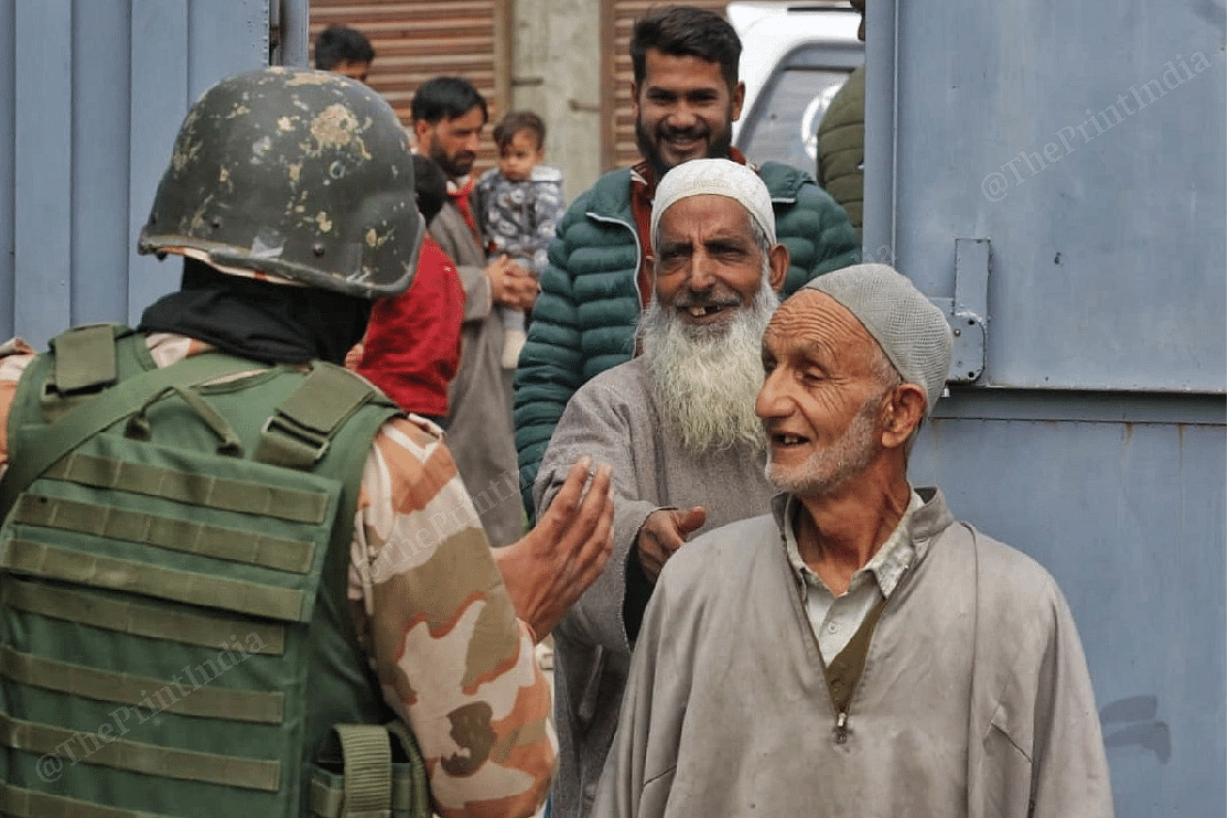 A CRPF commando keeping an eye on the queue | Praveen Jain | ThePrint