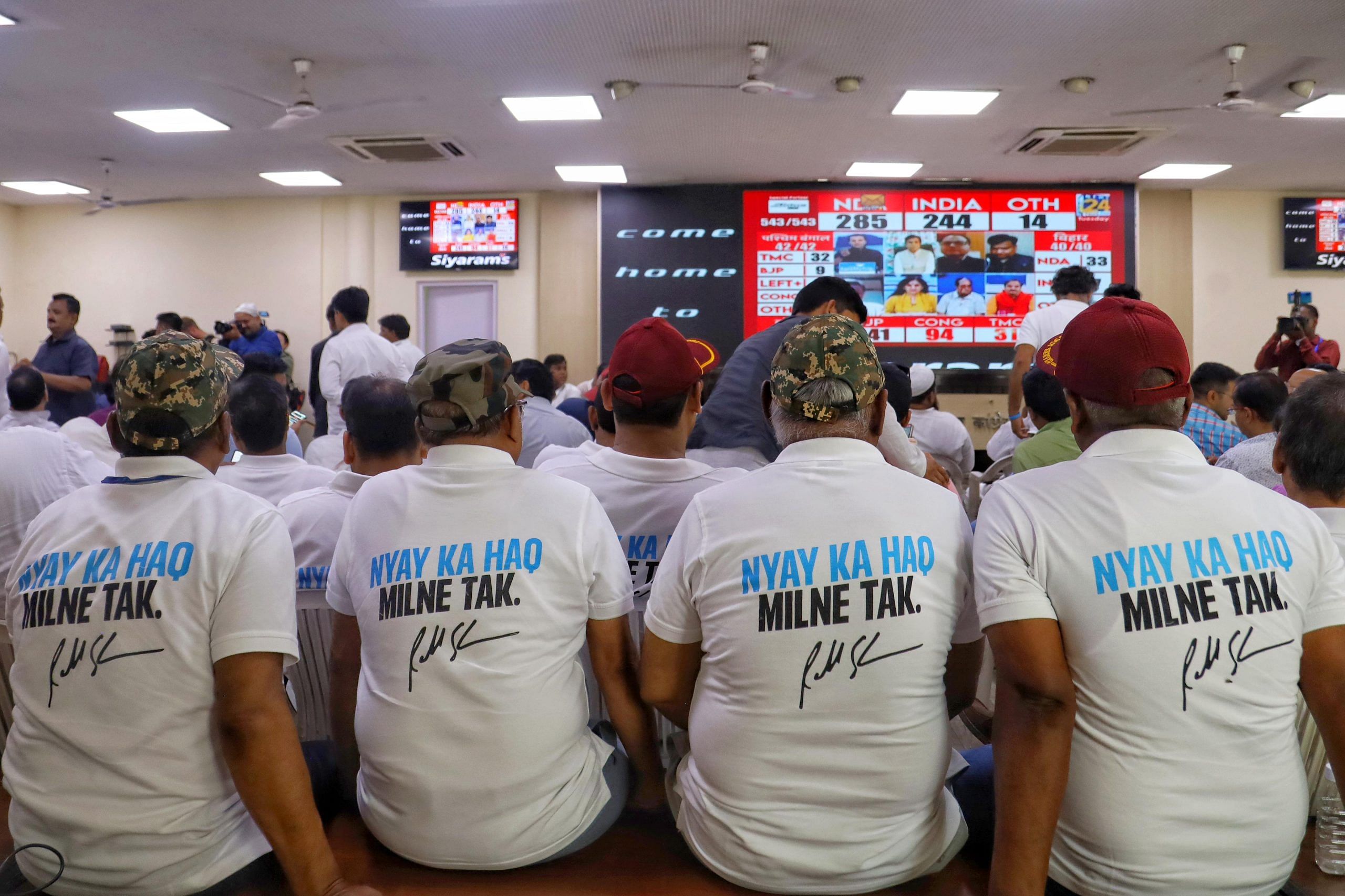 Congress workers watching the election results coverage | Manisha Mondal | ThePrint