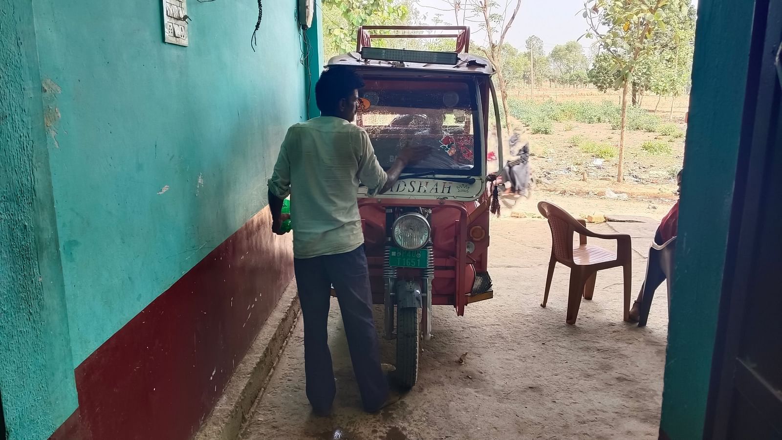 Arti's father, Laxmi Narayan cleaning her Rickshaw | Almina Khatoon, ThePrint