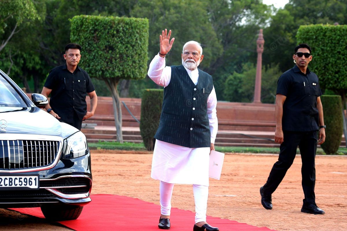 Prime Minister Narendra Modi waves to media at Rashtrapati Bhavan | Praveen Jain | ThePrint