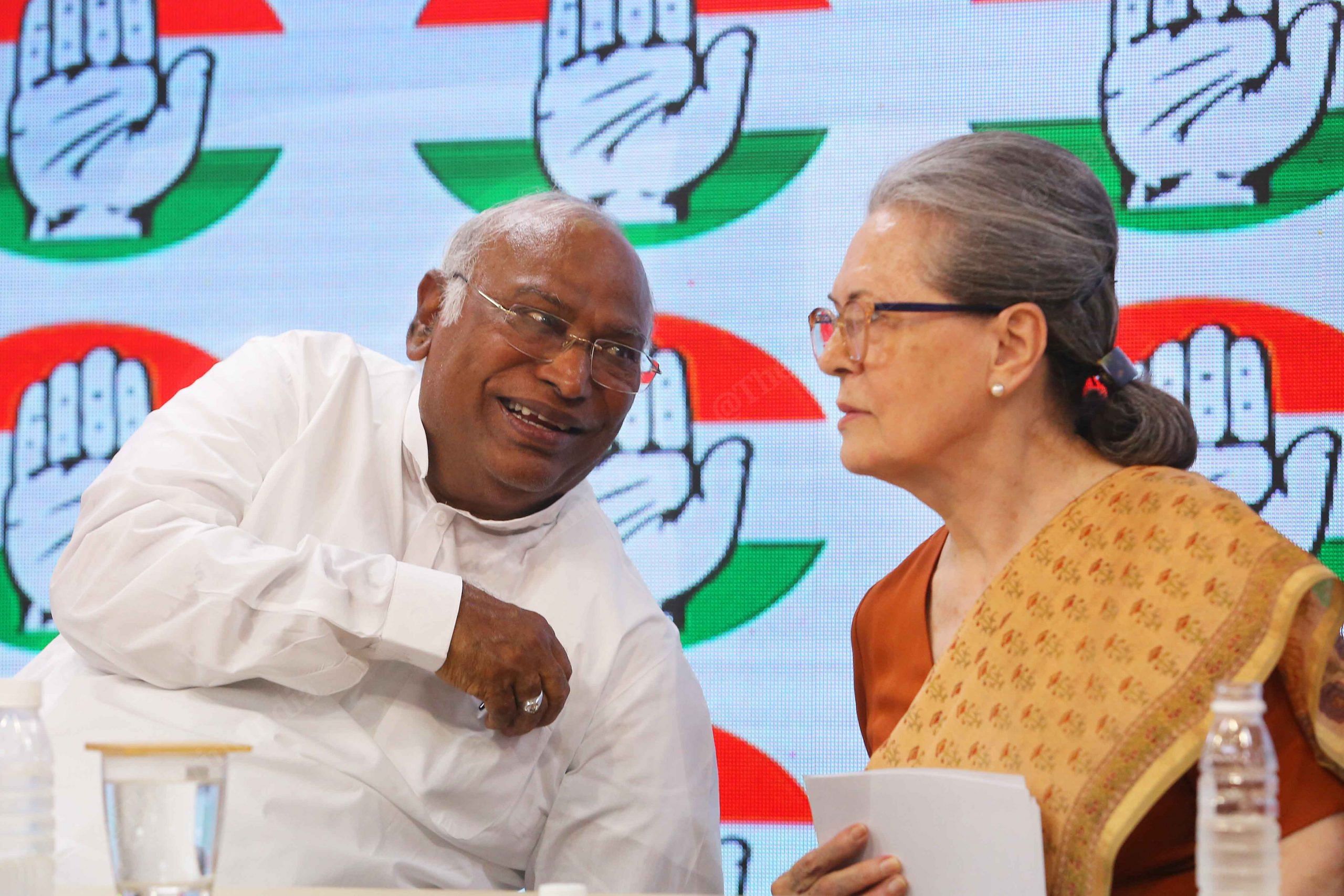 Kharge and Sonia Gandhi at the press briefing | Praveen Jain | ThePrint