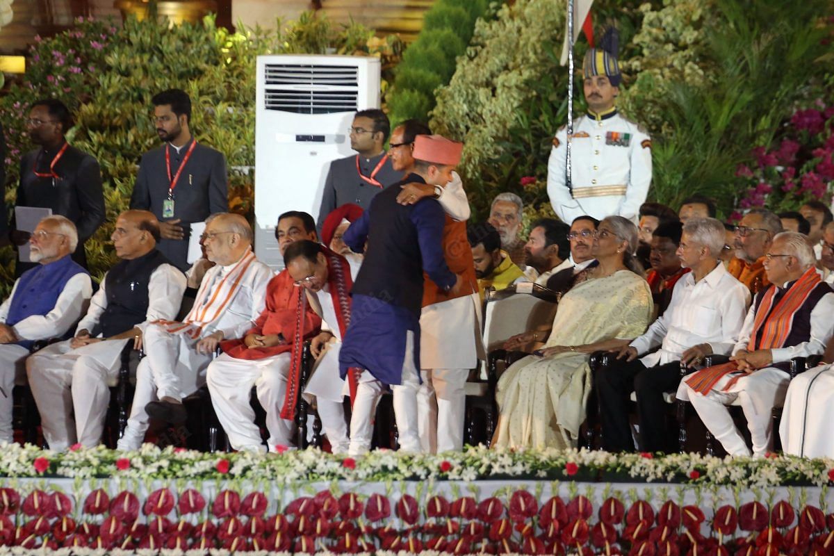 Jyotiraditya Scindia hugging Shivraj Singh Chouhan after his oath | Praveen Jain | ThePrint