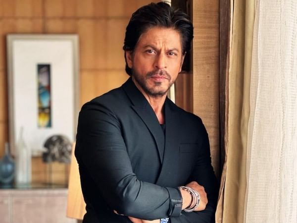 SRK arrives back in Mumbai after spending time with family, friends in Italy