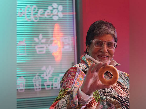 Amitabh Bachchan reacts to fan's memorable gesture on his 51st wedding anniversary