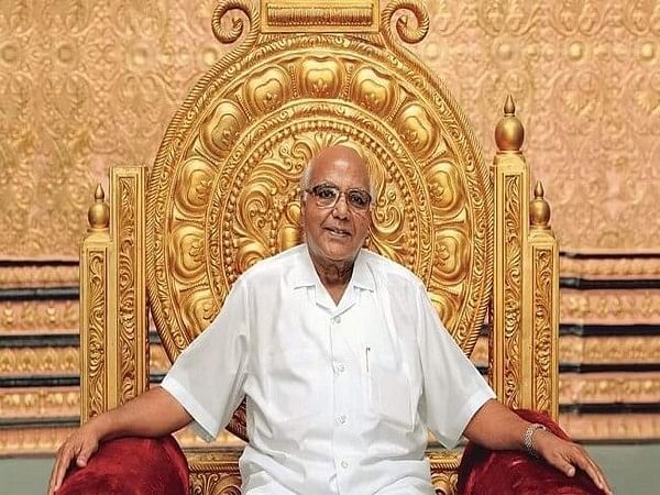 Chiranjeevi, Nagarjuna pay last respects to media baron Ramoji Rao